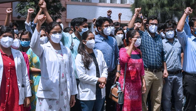 Dokter di Madhya Pradesh mengadakan protes, menuntut fasilitas yang lebih baik. (FOTO:India Today/The Wire)