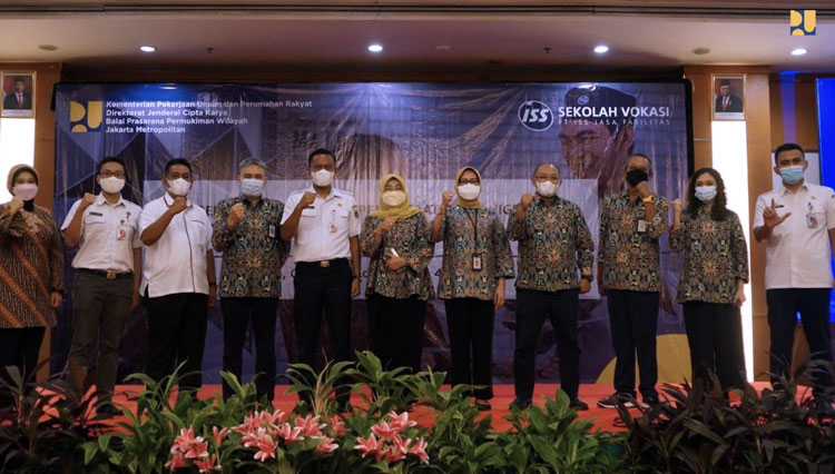 Direktur Jenderal Cipta Karya Kementerian PUPR RI Diana Kusumastuti foto bersama dengan peserta Pendampingan Teknis Pemanfaatan PKL Higienis Kementerian PUPR di Jakarta, Rabu (2/6/2021). (FOTO: Biro Komunikasi Publik Kementerian PUPR RI)