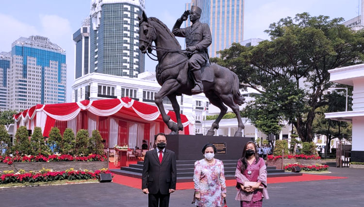 Megawati dan Prabowo Resmikan Patung Bung Karno Sedang Tunggangi Kuda di Kantor Kemhan RI