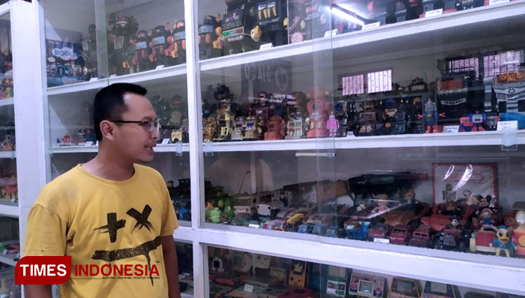 Endra Koestanto pemilik museum yang menunjukan koleksi mainannya. (Foto: Rohmadi/TIMES Indonesia) 