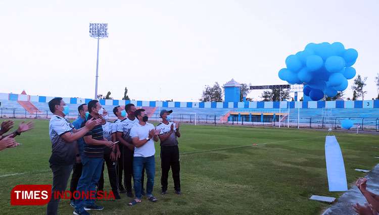 Prosesi melepas balon sebagai penanda diluncurkannya Persela Football Academy, di Stadion Surajaya, Sabtu (5/6/2021). (FOTO: MFA Rohmatillah/ TIMES Indonesia)