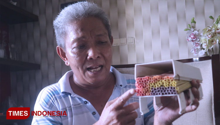 Kapten Yulisaf Ramadhan menunjukkan cara kerja Sistem Peredam Gelombang melalui maket sederhana di kediamannya, Perumahan The Gayung Sari, Surabaya Minggu (6/6/2021). (FOTO: Lely Yuana/TIMES Indonesia)