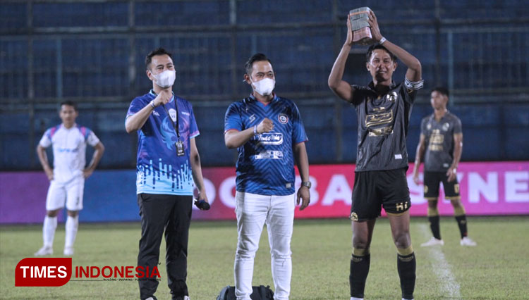Arema FC menang 6-2 atas Rans FC dalam laga persahabatan, sekaligus mendapat hadiah Rp 200 juta, Minggu (6/6/2021). (foto: Tria Adha/TIMES Indonesia)