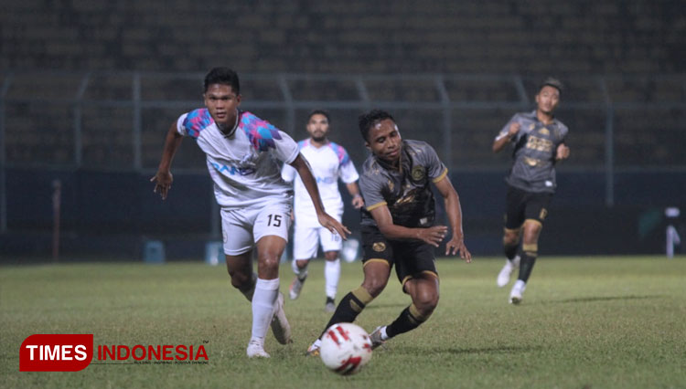 Laga persahabatan Arema FC vs Rans Cilegon FC di Stadion Kanjuruhan Kab Malang. Minggu, 6/6/2021. (FOTO: Tria Adha/TIMES Indonesia)