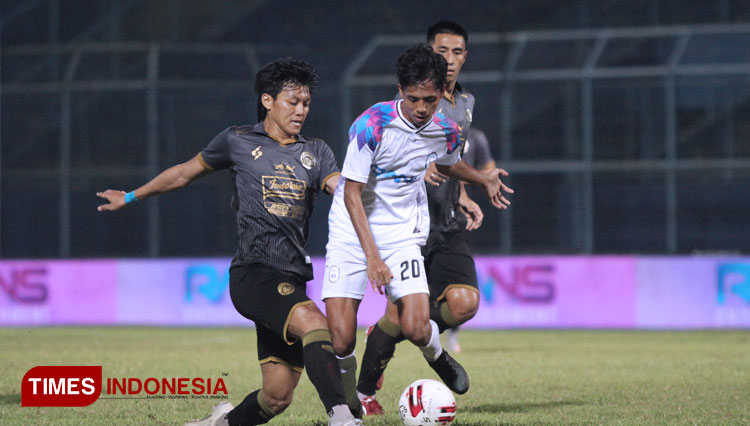 Pemain Arema FC saat laga persahabatan bersama Rans Cilegon FC di Stadion Kanjuruhan Kab Malang. (FOTO: Tria Adha/TIMES Indonesia)