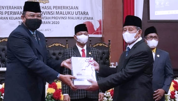 Anggota V BPK RI, Prof. Baharullah Akbar menyerahkan LHP atas LKPD Provinsi Maluku Utara kepada Gubernur KH. Abdul Gani Kasuba (FOTO: Humas DPRD Malut)