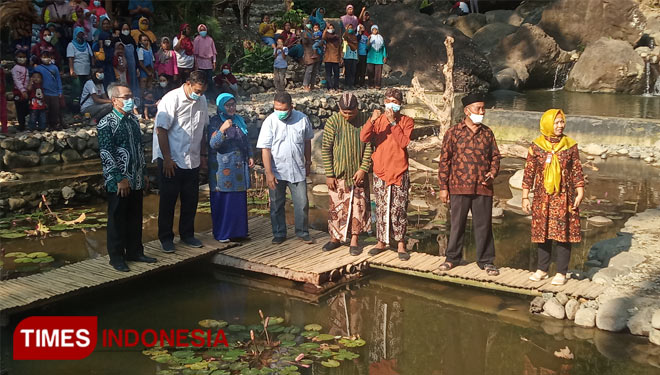 Bupati Bantul usai menebar benih ikan sebagai tanda peresmian obyek wisata  kedung bunder (Foto : Totok Hidayat/TIMES Indonesia)