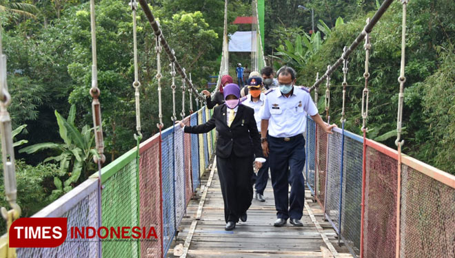Wali Kota Banjar saat mencoba melintasi Jembatan Gantung Cipadung ditemani Kadishub Kota Banjar (Foto:Susi/TIMES Indonesia)