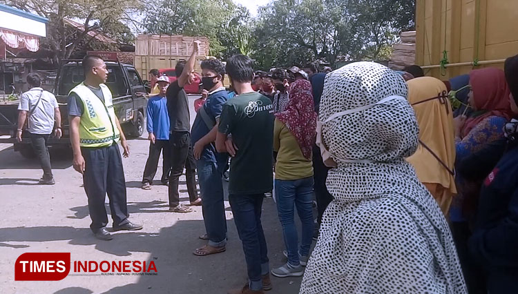 Puluhan Karyawan saat mempertanyakan kejelasan nasib mereka setelah diputus kontrak kerjanya (Foto: Susi/TIMES Indonesia) 2. Toni, Ketua Forum Solidaritas Buruh berharap adanya kompensasi terhadap karyawan yang di putus kontrak kerjanya (Foto:Susi/TIMES