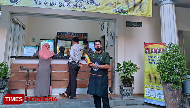 Owner Jamu Cacak, Mohammad Aindra Imawan (Cacak), menunjukkan salah satu produknya. (FOTO: MFA Rohmatillah/ TIMES Indonesia)