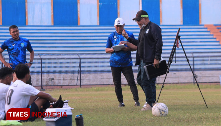 Pelatih Persela, Iwan Setiawan (jaket hitam), memberikan arahan kepada anak asuhnya, dalam sesi latihan di Stadion Surajaya, Senin (7/6/2021). (FOTO: MFA Rohmatillah/TIMES Indonesia)