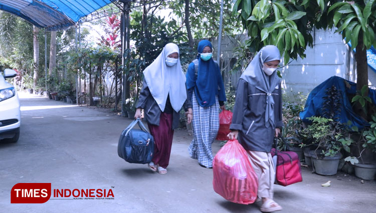 Suasana kedatangan santri di Ponpes Al-Aqobah Jombang (Foto: Rohmadi/TIMES Indonesia)