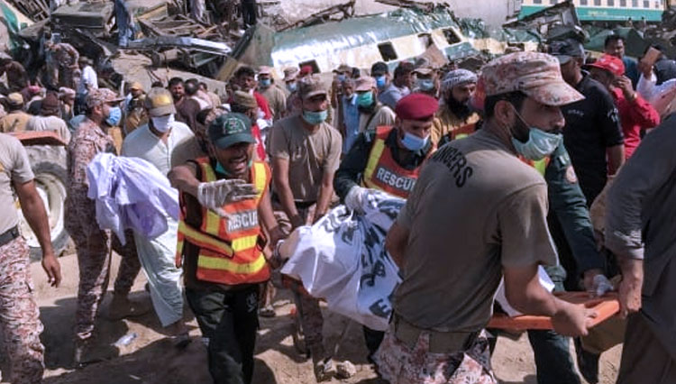 Pasukan dan penyelamat bekerja di lokasi tabrakan kereta api di distrik Ghotki di Pakistan selatan. (FOTO A: Al Jazeera/Hubungan Antar Layanan melalui AP)