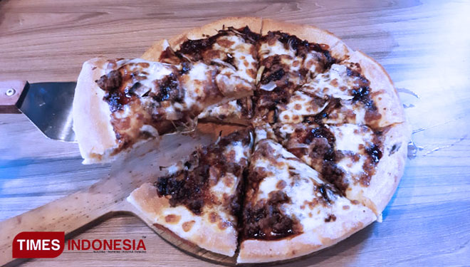 The tempting look of Pizza Sate of Pizza Hits Surabaya. (PHOTO: Lely Yuana/TIMES Indonesia)