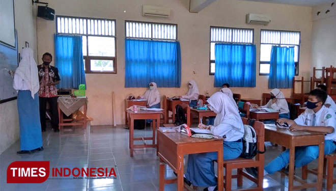 Siswa SMA menjalani proses sekolah tatap muka dengan protokol kesehatan. (Dok.TIMES Indonesia)