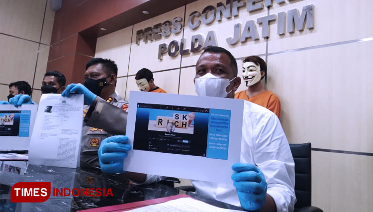 Polda Jatim saat ungkap kasus perkenbangan website palsu Amerika Serikat, Senin (7/6/2021). (FOTO: Khusnul Hasana/TIMES Indonesia)