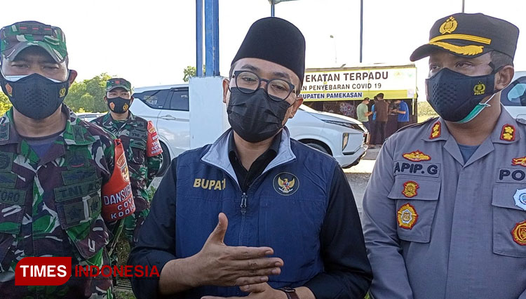 Bupati Pamekasan, Baddrut Tamam memimpin langsung penyekatan lalu lintas untuk mencegah penyebaran covid-19 di terminal barang Jalan Raya Larangan Tokol, Tlanakan.(FOTO: Akhmad Syafi'i/TIMES Indonesia)