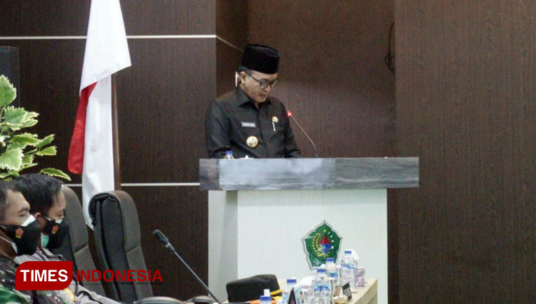 Bupati Pamekasan, Baddrut Tamam saat menghadiri rapat paripurna penyampaian nota penjelasan mengenai raperda tentang pertanggungjawaban pelaksanaan APBD tahun 2020 di gedung DPRD Pamekasan.(Foto: Akhmad Syafi'i/TIMES Indonesia)