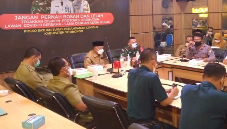Bupati Situbondo Karna Suswandi saat memimpin rapat koordinasi Penanggulangan Covid-19 bersama Satgas (FOTO: Cha for TIMES Indonesia)