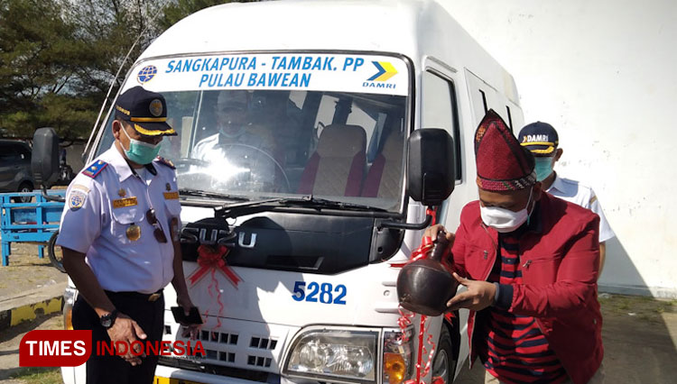 Bupati Gresik Fandi Akhmad Yani didampingi Kadishub Nanang Setiawan saat launcing transportasi perintis di Pulau Bawean (Foto: Akmal/TIMES Indonesia)
