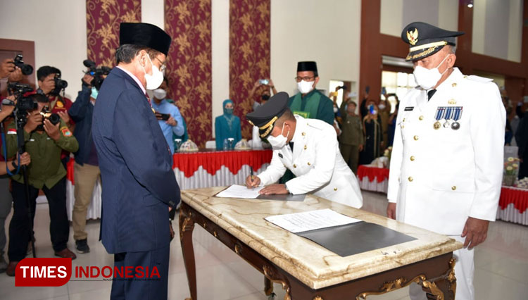 Gubernur Sulawesi Tengah Longki Djanggola a