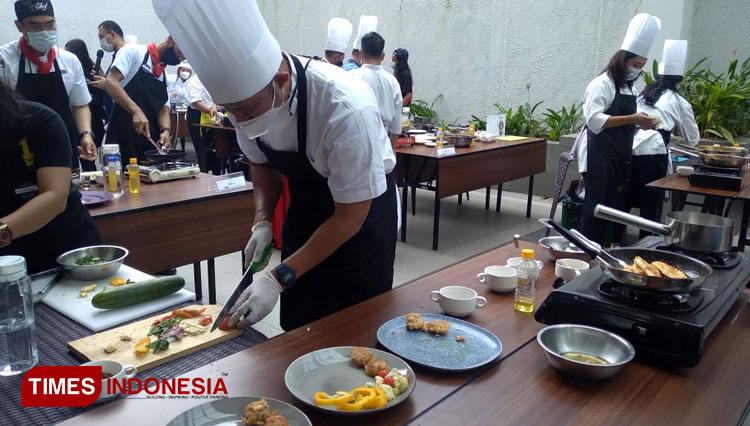 Suasana Cooking Competition di Hotel Aston Sidoarjo, Selasa (8/6/2021). (Foto: Khusnul Hasana/TIMES Indonesia)