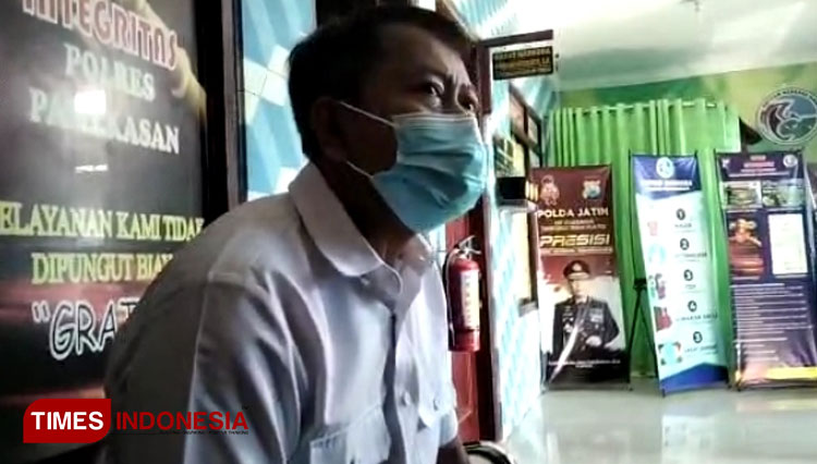 Kasat Narkoba Polres Pamekasan AKP Bambang saat si wawancarai si ruang kerjanya.(Foto: Akhmad Syafi'i/TIMES Indonesia)