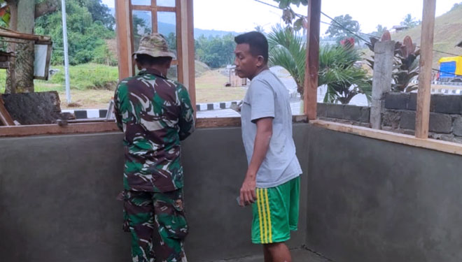 Personil Kodim 1310/Bitung Provinsi Sulawesi Utara saat mengerjakan rumah layak huni bagi masyarakat kurang mampu di wilayah Kabupaten Minahasa Utara. (Foto: Kodim 1310/Bitung for TIMES Indonesia)