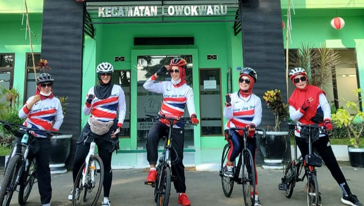 Komunitas Malang Lady Gowes saat berpose saat hendak meneruskan aktivitas olahraga bersepeda. (Foto: Dok. Malang Lady Gowes)
