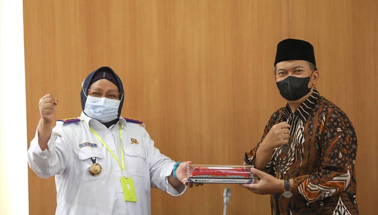 Wali Kota Bandung Oded M. Danial saat menerima Kepala Balai Teknis Perkeretaapian Wilayah Jabar Dirjen Perkeretaapian Kemenhub di Pendopo, Selasa (8/6/21). (FOTO: Humas Pemkot for TIMES Indonesia)