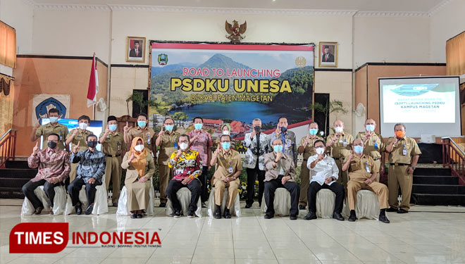 Pemkab Magetan bersama Perwakilan dari Unesa saat berfoto bersama di Gedung PGRI Magetan, Jawa Timur, Selasa (8/6/2021).
