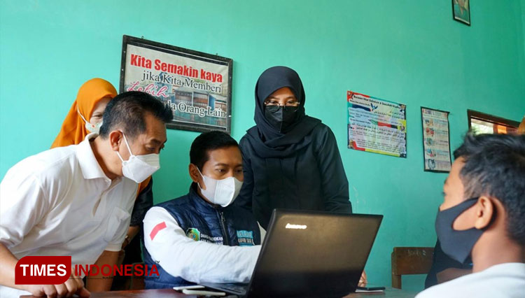Panitia PPDB saat verifikasi siswa baru (Foto: Rizki Alfian/TIMES Indonesia)