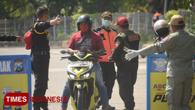 Penyekatan di Jembatan Suramadu Surabaya yang dilakukan Polda Jatim. (Foto: Aditya Hendra/TIMES Indonesia).