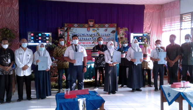 Para lulusan terbaik SMPN 2 Cimanggu foto bersama di lingkungan sekolah. (FOTO: Heni Purwono for TIMES Indonesia)