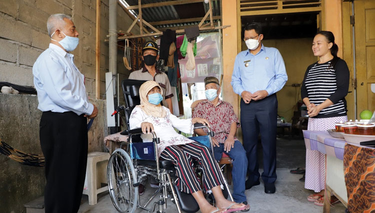 Wakil Bupati Sleman, Danang Maharsa menyerahkan bantuan kursi roda kepada warga kurang mampu di Kebonagung, Tridadi, Sleman, Selasa (8/6/2021). (FOTO: Pemkab Sleman for TIMES Indonesia)