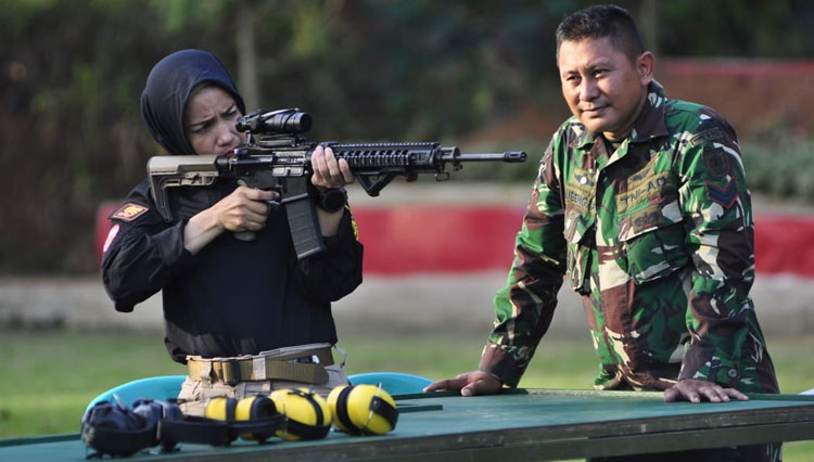 Kapolres Banjar saat melakukan latihan tembak (Foto: Humas Polres Banjar)