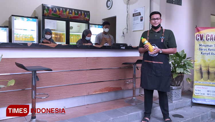Owner Jamu Cacak, Mohammad Aindra Imawan (Cacak), menunjukkan jamu beras kencur produksinya. (FOTO: MFA Rohmatillah/TIMES Indonesia)