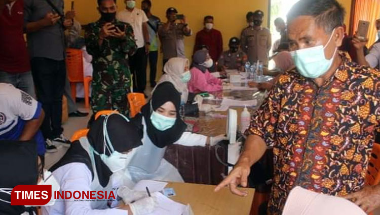 Bupati Abdya saat meninjau pelaksanaan vaksinasi Covid-19 untuk warga di Kantor Camat Blangpidie, Rabu (9/6/2021) (Foto: T. Khairul Rahmat Hidayat Terasa/TIMES Indonesia)