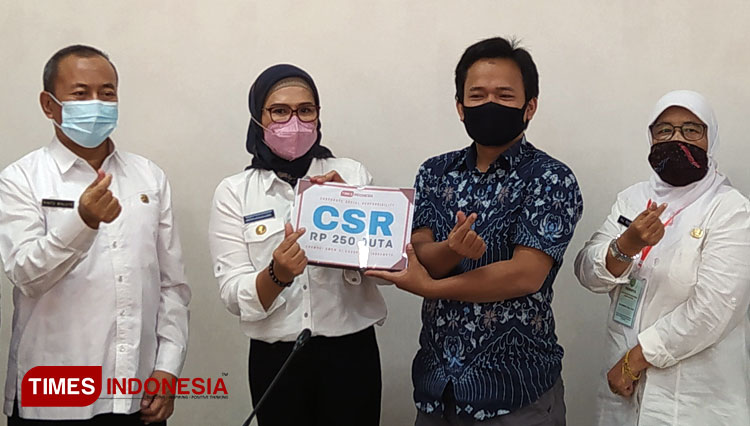 Bupati Indramayu Nina Agustina saat menerima secara simbolis program CSR TIMES Indonesia.(Foto: Muhamad Jupri/TIMES Indonesia)