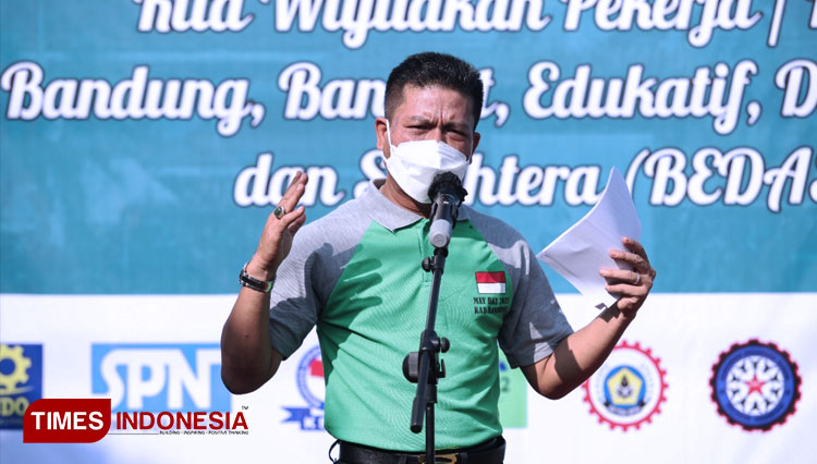 Bupati Bandung Dadang Supriatana saat menghadiri peringatan Hari Buruh Sedunia di halaman Kantor Kecamatan Katapang, Rabu (9/6/21). (FOTO: Humas Pemkab for TIMES Indonesia)