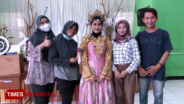 Siti berfoto bersama Lingga (Pakaian putih) dan gurunya usai menari (FOTO: Susi/TIMES Indonesia)
