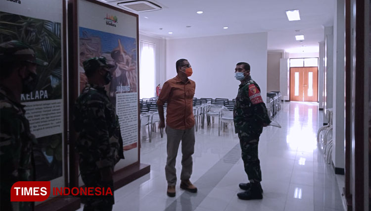 Brigjen TNI Herman Hidayat Eko Atmojo saat meninjau tempat isolasi pasien Covid-19 di BPWS, Rabu (9/6/2021). (FOTO: Dok. Pendam Brawijaya) 