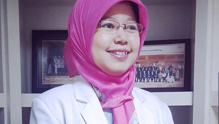 Dokter Spesialis Penyakit Dalam UNAIR, Dr. Hermina Novida, dr., Sp.PD, KEMD. (FOTO: Dokumen Pribadi)