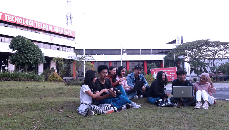 Mahasiswa kampus ITTelkom Surabaya berdiskusi di taman kampus. (Foto: dok. ITTelkom)