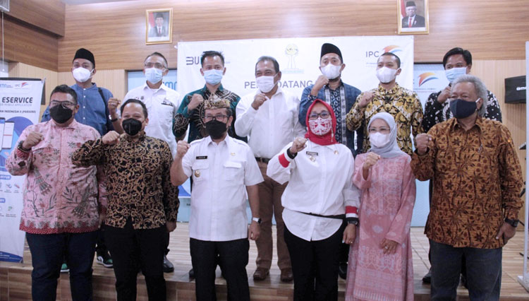 Bupati Cirebon Imron saat penandatanganan MOU HIPMI dan Pelindo. (FOTO: Dok Humas Pemkab Cirebon)