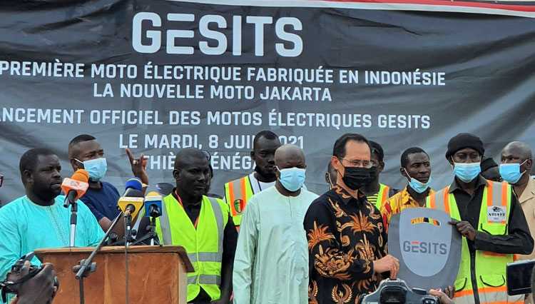 Motor listrik GESITS, produksi PT WIKA Industri Manufaktur di Senegal pada tanggal 8 Juni 2021 di Promenade de Thiessois, Thiès, Senegal. (Foto: KBBRI Senegal)