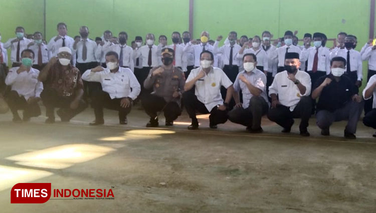 Foto bersama Kapolres Pulau Morotai bersama Bupati dan Para Cakades Pulau Morotai. (Foto: Opic For TIMES Indonesia).