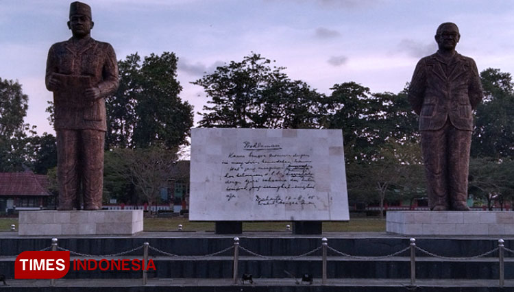 Patung Soekarno dan Hatta serta teks proklamasi di Lapang Merdeka Pangandaran. (Foto: Syamsul Ma'arif/TIMES Indonesia)