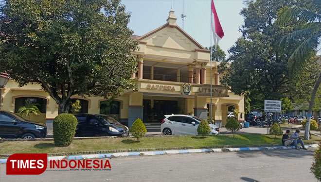 Kantor Bappeda Litbang Ponorogo Lockdown sejak 4 hari yang lalu dan Agus Pramono  Plt Kepala Dinas Kesehatan Ponorogo. (FOTO:Marhaban/TIMES Indonesia)