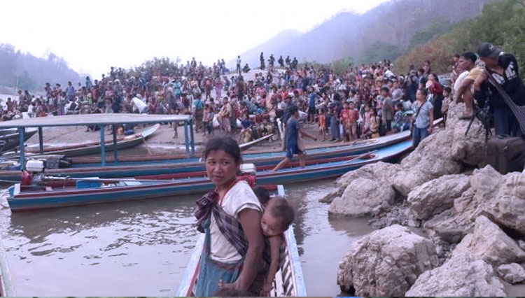 Para pengungsi Myanmar yang sempat memasuki wilayah Thailand setelah menyeberangi Sungai Salween dengan perahu. (FOTO: Reuters)